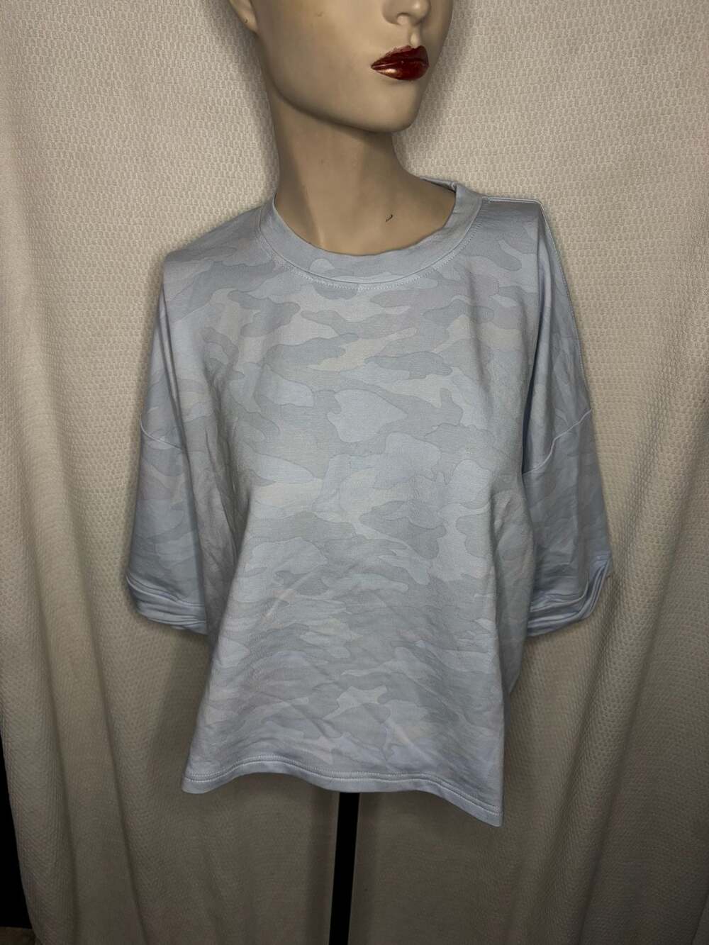 mono b Sweatshirt Size 1XL Blue Camo Cropped Pullover